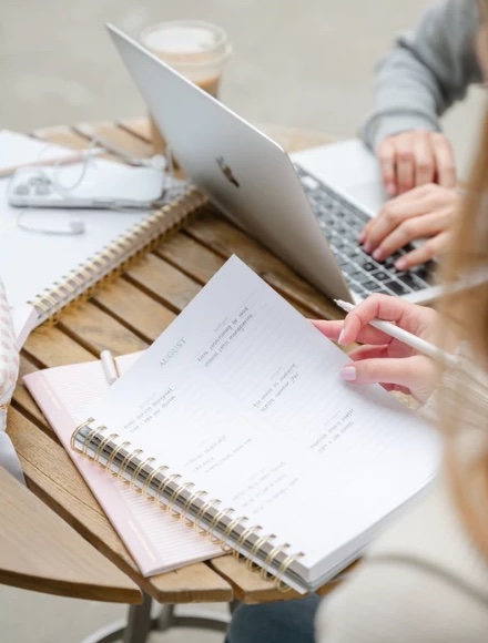 Studentessa che consulta un planner accanto a un laptop